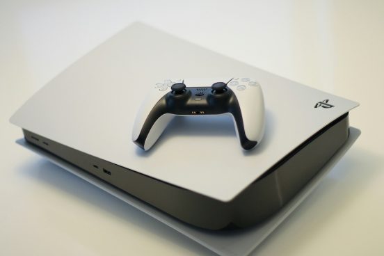 DIY系YouTuberが「ポータブルPS5」に再チャレンジ！ 世界が驚く完成度とは？