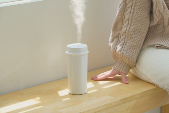 スリムなのに倒れない！ 吸盤付きのポータブル加湿器「Korobaan ポータブルスリム」