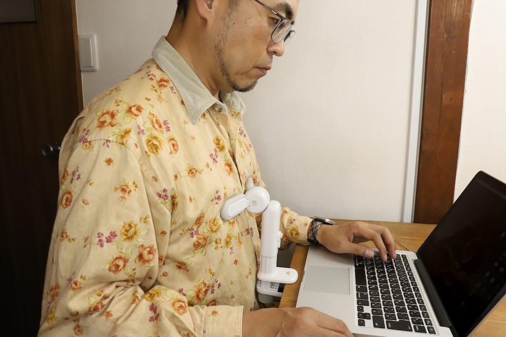 大人の猫背には使いづらいと予想していたが…。子ども用「学習姿勢キーパー」で集中力の違いを実感