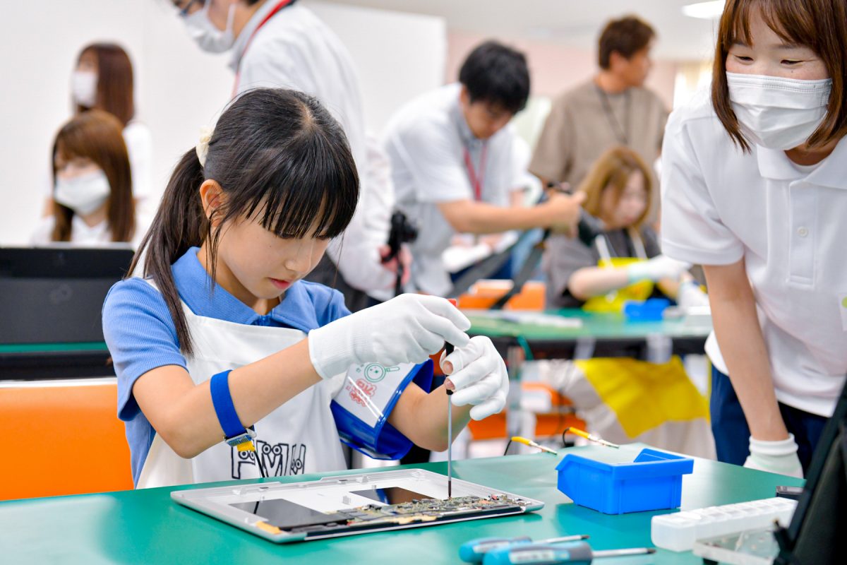 デザインにこだわり抜いた一台はこうして作られる、新生FMVの象徴的モデルを組み立て！ 毎年恒例の島根富士通開催「パソコン組み立て教室」に参加