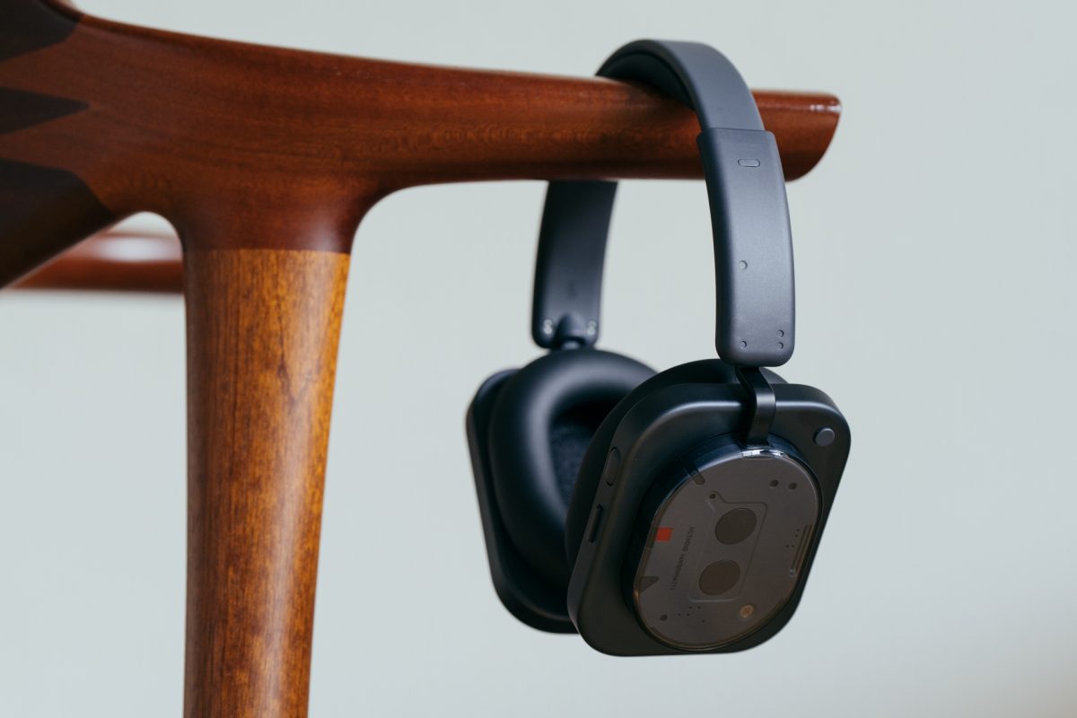 実はよく考えられたデザイン！ 個性的な「Nothing Headphone (1)」音と使い心地はどう？