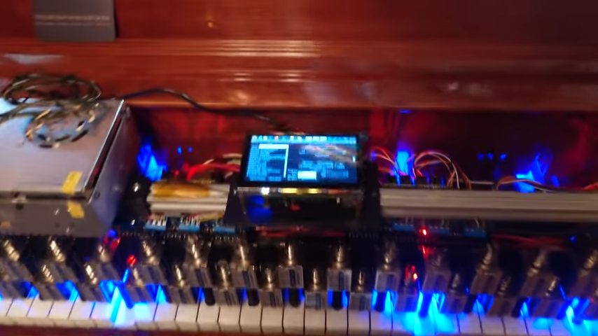 ラズパイでピアノを自動演奏！ロボットの指が鍵盤を弾く「PianoPi」公開