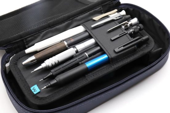 「持ち運ばないペンケース」ってアリですか？ デカくて固い最新ペンケースの理想的な使い方