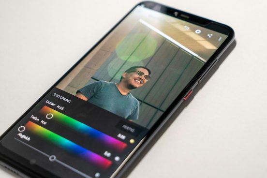 Googleフォトに「顔リタッチ」機能が追加？ ニキビを消したり歯を白くしたりできるかも