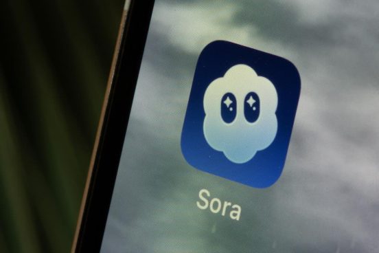 OpenAI、「Sora」で有名人の姿や声の使用禁止を強化。ディープフェイクの懸念が広がる