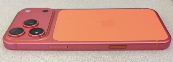 お手入れに気をつけて! オレンジの「iPhone 17 Pro」がローズゴールドに変色
