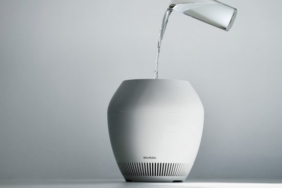 光と音で癒やしの時間を演出！ 空気を洗うバルミューダの加湿器「Rain」が進化