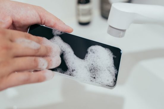 10万円超えの高級スマホに疲れた人に。国産タフネススマホ「arrows Alpha」に感じた安心感