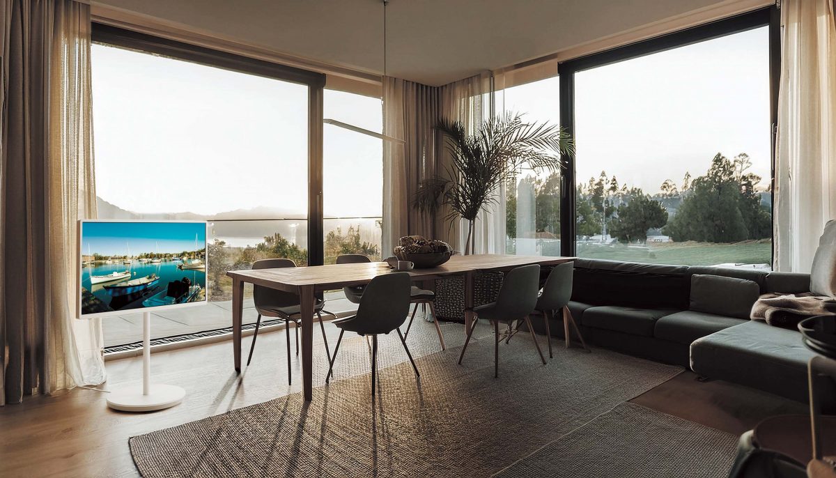 好きな位置に置ける！ 夢の壁掛け！ 思い通りにレイアウトしやすくなったテレビに注目