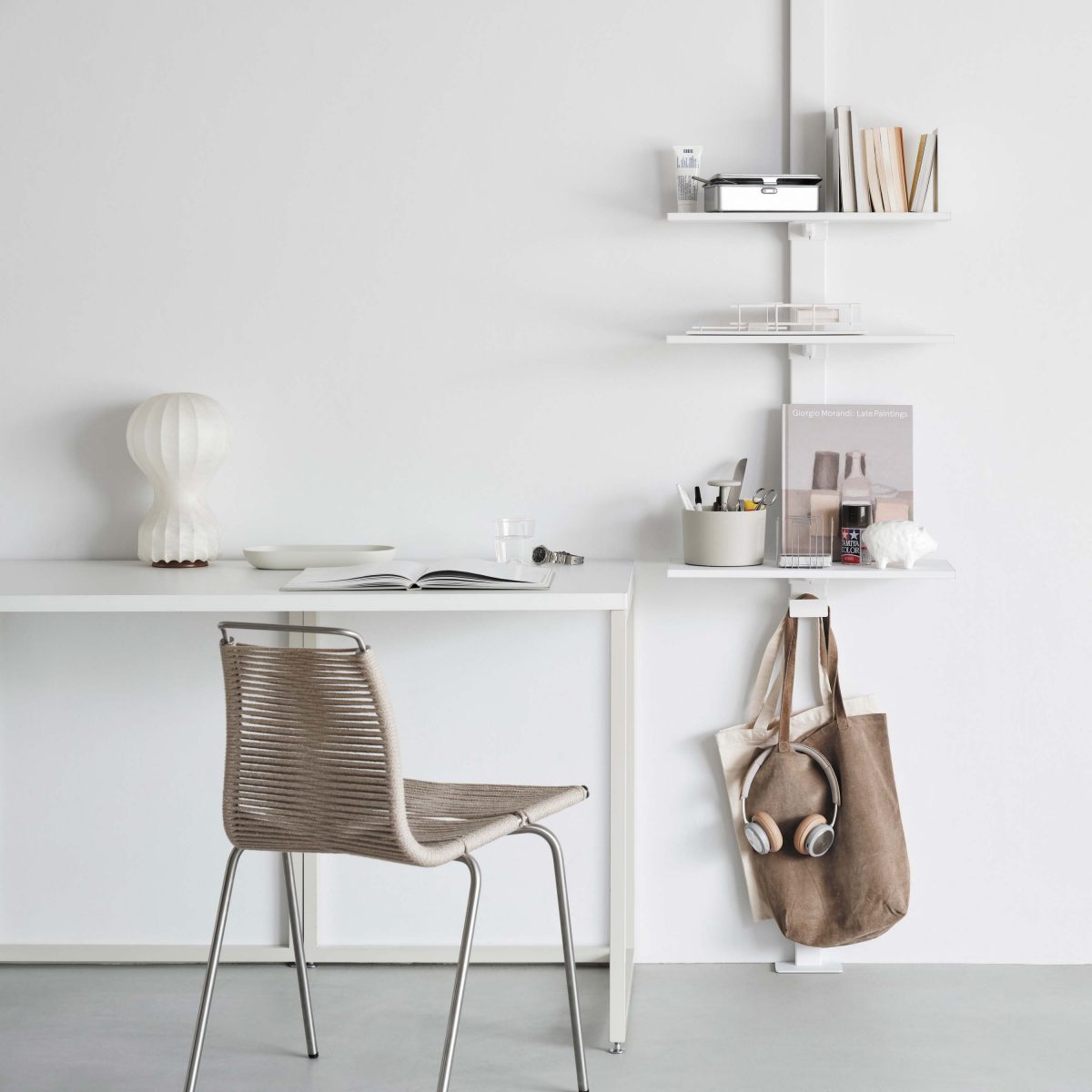 省スペース＆アレンジ自在！デスク周りは「突っ張り壁面収納」が正解！