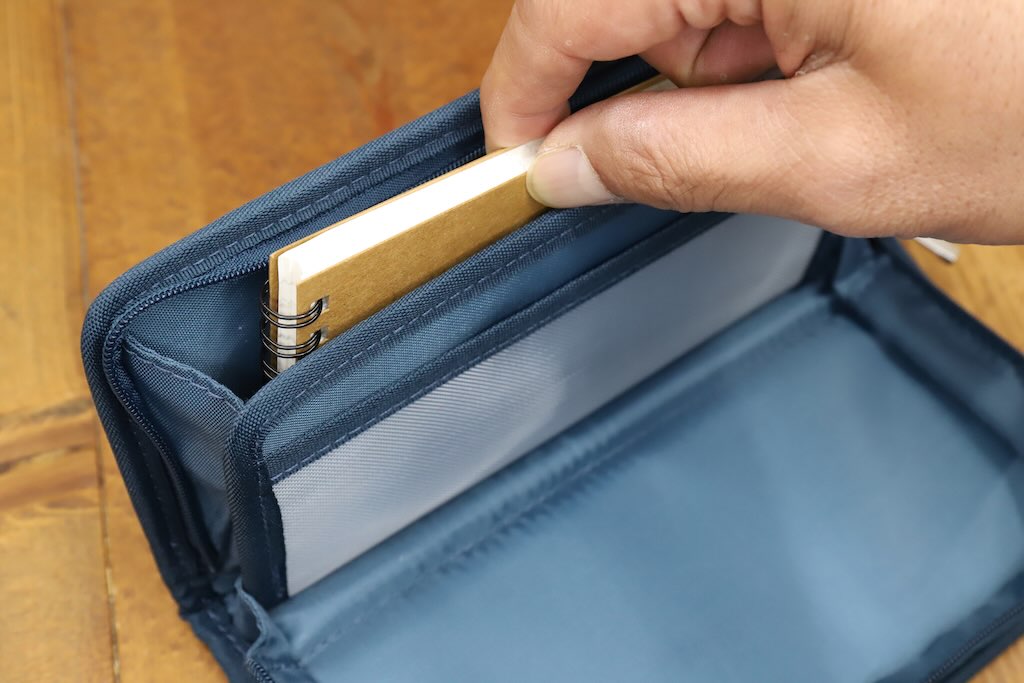 【2026年必携ペンケース】メモ帳の居場所も確保した、90°オープンする薄型の優れモノ