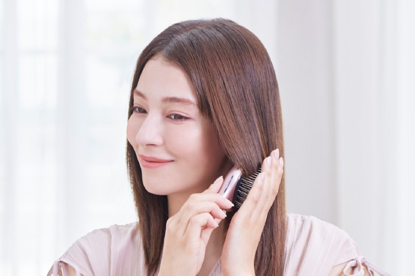 音波振動で摩擦を減らして髪のダメージを防ぐ「リセットブラシ」