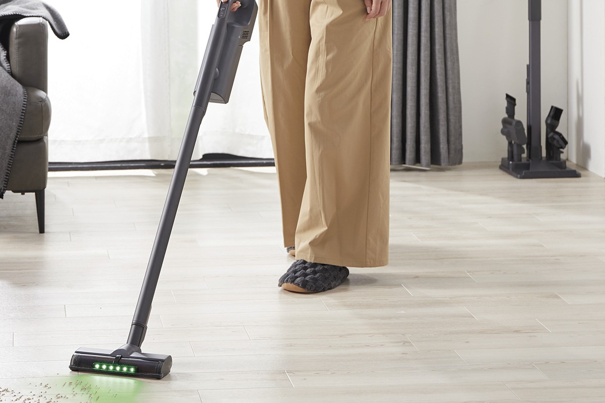 ゴミが“見える”LED搭載！ ニトリから約1.1kgの軽量紙パック式スティック掃除機登場