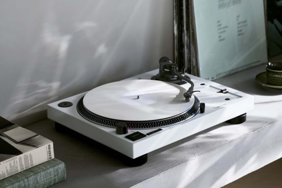 BluetoothもUSBもOK！ 多機能ターンテーブル「LP120XBT」に公式ストア限定のホワイトモデル登場