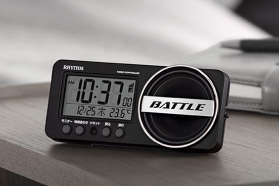 大音量でしっかり起きられる！ コンパクトな電波デジタルめざまし時計「フィットウェーブバトル241」