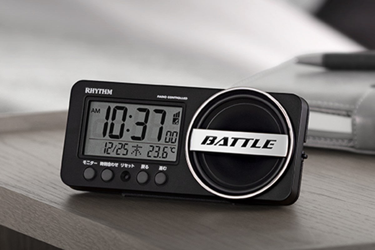 大音量でしっかり起きられる！ コンパクトな電波デジタルめざまし時計「フィットウェーブバトル241」