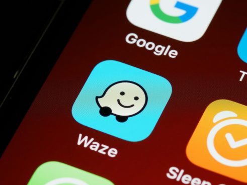 無料ナビアプリ「Waze」、Android Auto接続中でもスマホで目的地を選べるように！