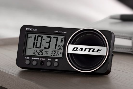 大音量でしっかり起きられる！ コンパクトな電波デジタルめざまし時計「フィットウェーブバトル241」