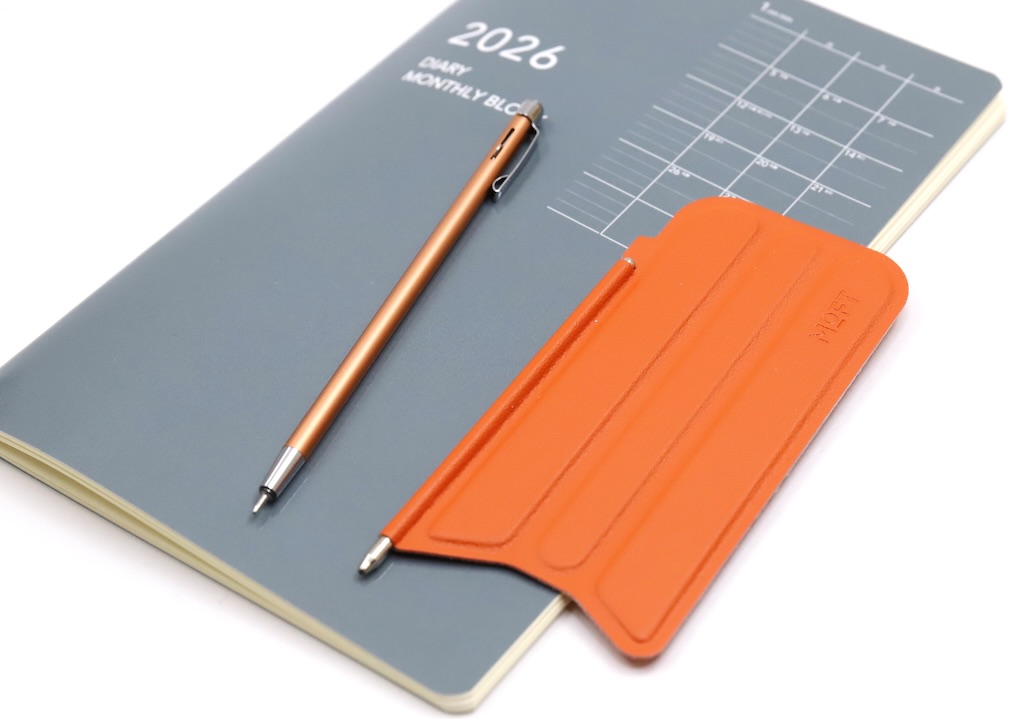 2026年の手帳に忍ばせておいて！ 携帯性をとことん追求した2本の「極細ボールペン」