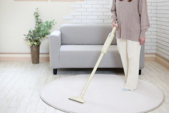 重さわずか830g！ 高いところの掃除もしやすい紙パック式スティック掃除機「MAGIC LIGHT II」