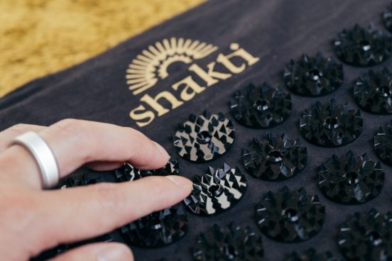 中毒者続出？自宅気軽に”痛気持”体験。話題のトゲトゲ「シャクティマット」を1週間使ってみたら寝付きがよくなった！