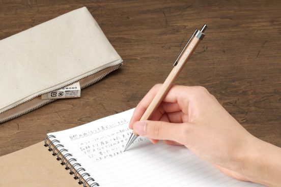 “木目そのまま”のナチュラルデザイン──トンボ鉛筆「木物語」12月10日発売