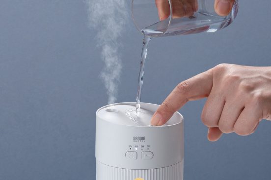 フタを開けずに上から給水！サンワサプライの“手間なし”卓上加湿器