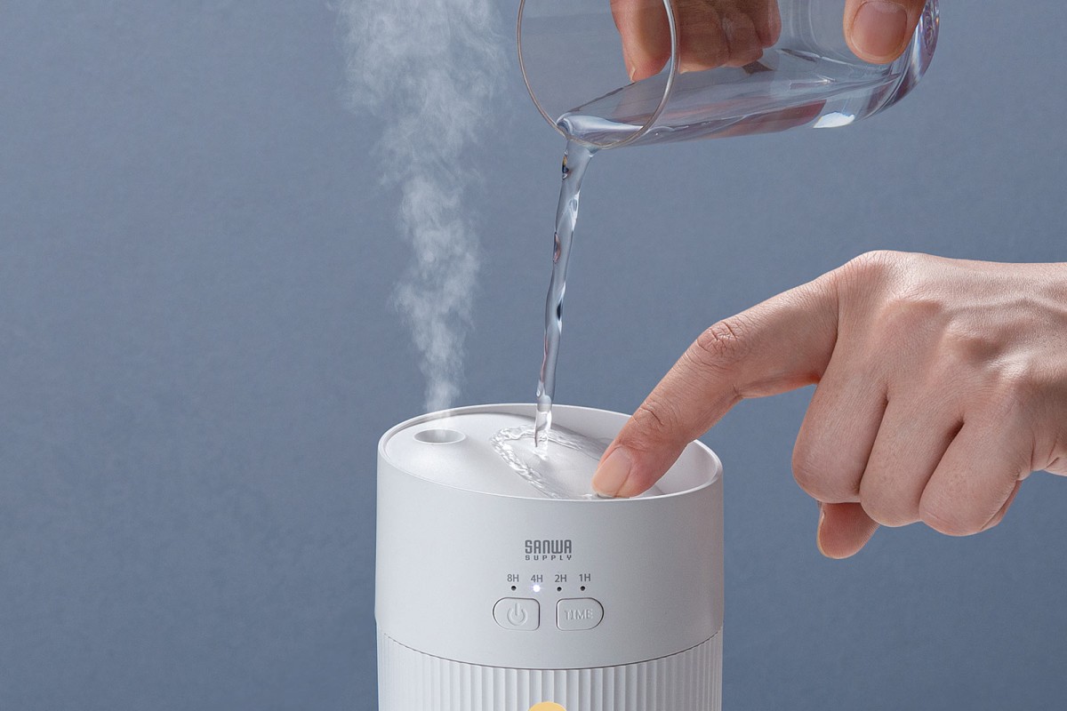 フタを開けずに上から給水！サンワサプライの“手間なし”卓上加湿器