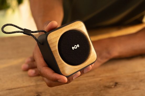 アウトドアでも活躍！ サステナブルな竹素材デザインのコンパクトスピーカー「ROOTS」