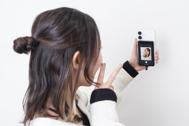 自撮りを高画質で撮りたい人に！ 背面カメラの映像を確認できる「iPhone専用自撮りモニター」