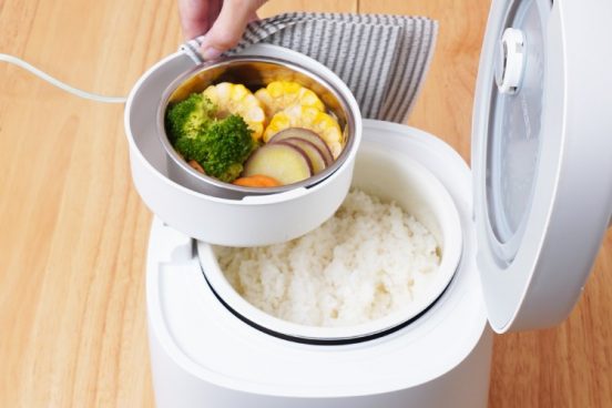 簡単におかずが一品増やせる！ ご飯を炊きながら蒸し料理ができる炊飯器「ノラノラ」