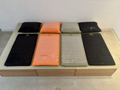 「痛っ！」記者が絶叫した“トゲマット”。芸能人もハマる「シャクティマット」最新モデル体験レポート