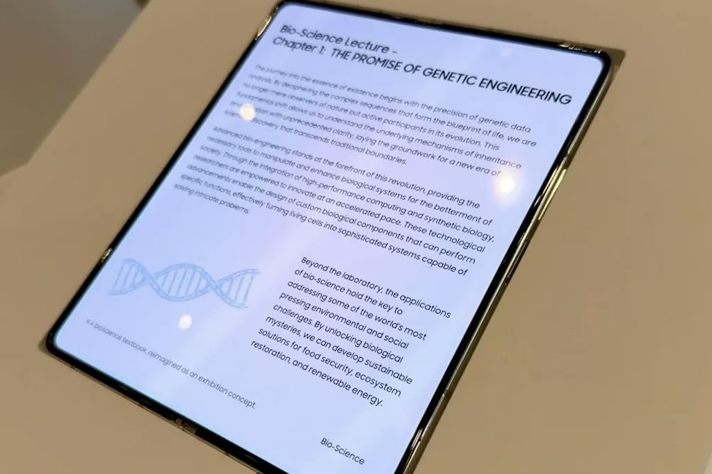 Samsung、“シワなし”折りたたみディスプレイを披露！GalaxyとiPhoneの対決は新ステージへ