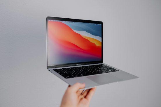 「MacBook Airの防弾レベルってどれくらい？」ウクライナ兵が驚きの画像を投稿