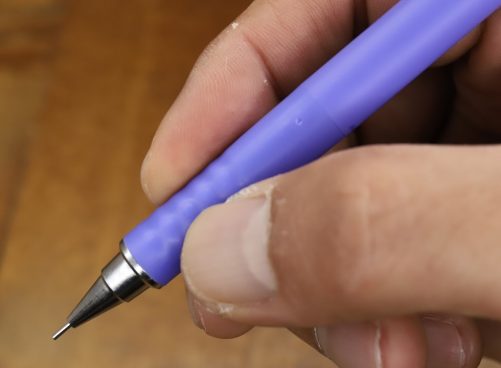 ペン先から手に伝わる感触が個性的！ 400円台で買えるお買い得な最新シャープペンシル