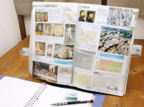 かゆいところに手が届く機能で学習がはかどる！ 最新型クリップ付き“書見台”がいい感じ