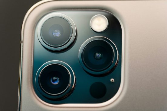 iPhoneのカメラ、新技術で「見えない情報が見える」ようになる？