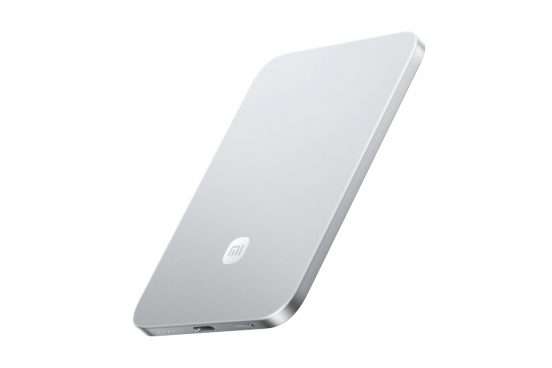 驚異の薄さ6mm！ 2way充電に対応した携帯性抜群のモバイルバッテリー