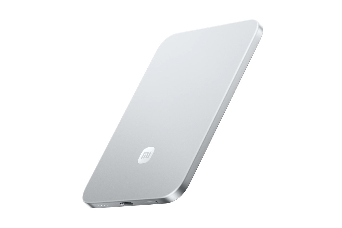 驚異の薄さ6mm！ 2way充電に対応した携帯性抜群のモバイルバッテリー