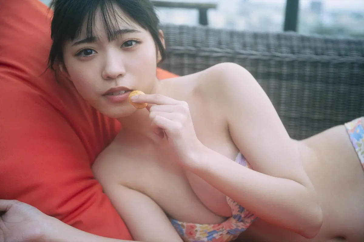 僕が見たかった青空・金澤亜美、初めてのチューブトップビキニに挑戦　1st写真集先行カット公開
