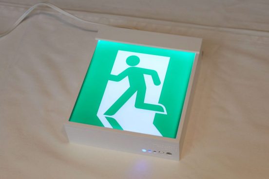非常口のあのランプ、実は点検が大変って知ってた？「当たり前」の安全を守る誘導灯の進化に驚いた