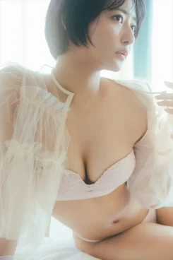 すみぽん、ピンクビキニ姿で柔肌美ボディ披露　デジタル写真集「森ガールのヘルシーBODY」誌面カット公開