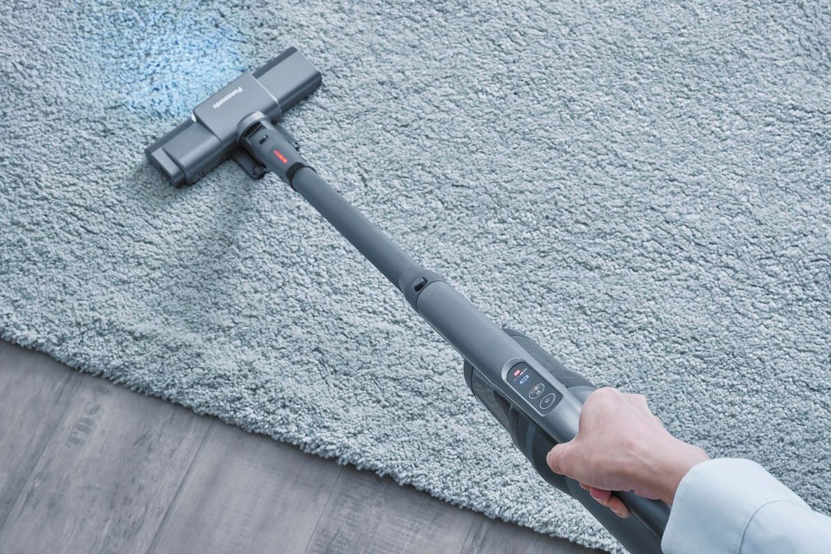 【2026年ヒット予測】「軽いと吸わない」はもう古い。片手で扱える1.5kgの超軽量スティッククリーナーがQOLを爆上げする家電の新本命へ