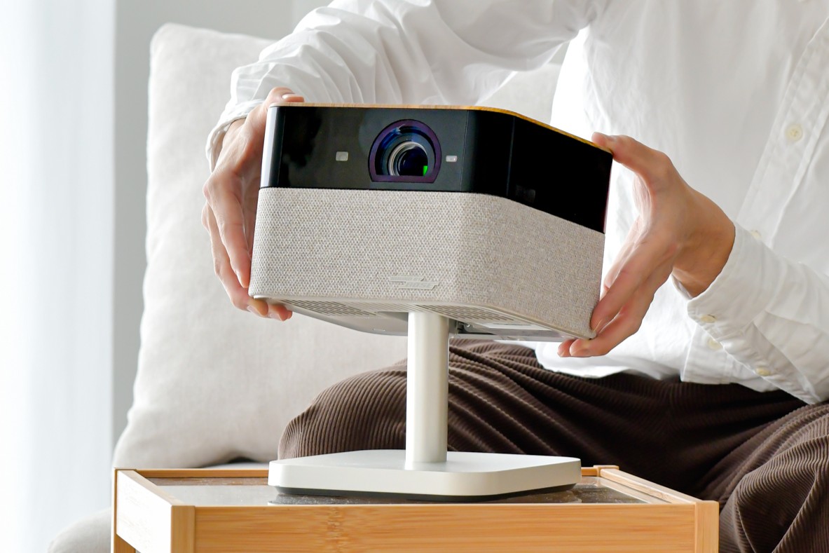 テレビ、買う？ 買わない？ 新生活はエプソンのプロジェクター「EFシリーズ」という新しい選択肢