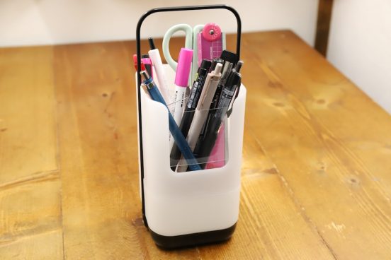 いざというときの“命綱”になる＋αの安心感。電池不要のランタンになるペンスタンドの活用術