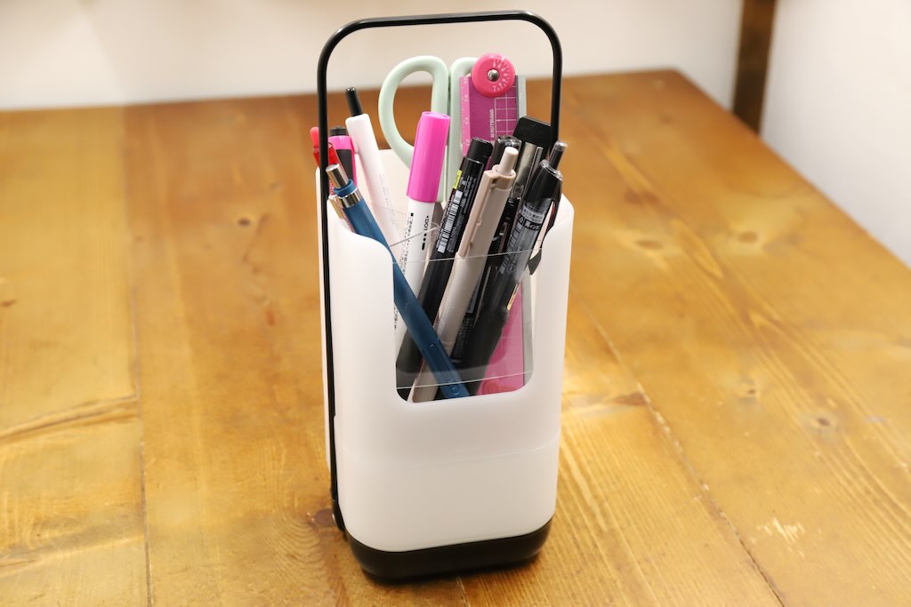 いざというときの“命綱”になる＋αの安心感。電池不要のランタンになるペンスタンドの活用術