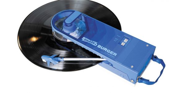 Makuakeで話題の「SHARK BURGER」が繋ぐ「レコード文化×サメ産業」の新しい形。サメ革を纏った限定サウンドバーガーの実力