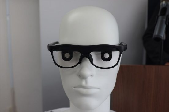 老眼ズに朗報！自動ピント調節アイウェア「ViXion」が視野2.4倍に拡大して新発売