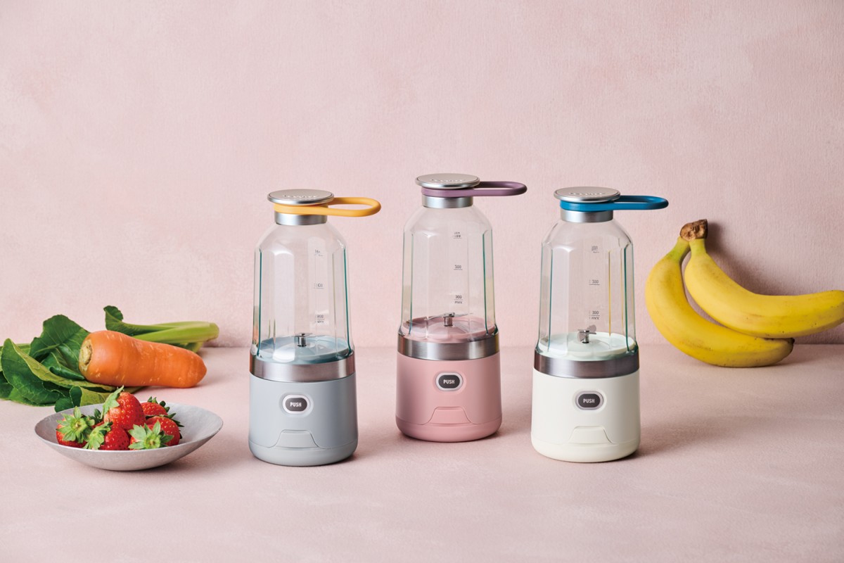 氷も冷凍フルーツもOK！ 持ち運んで使えるレコルトのUSB充電式コードレスブレンダー