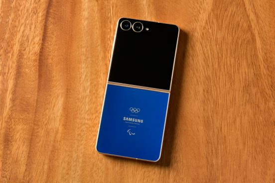デザインやアプリが特別設計。貴重な縦折りスマホ「Samsung Galaxy Z Flip7 Olympic Edition」を写真でチェック！